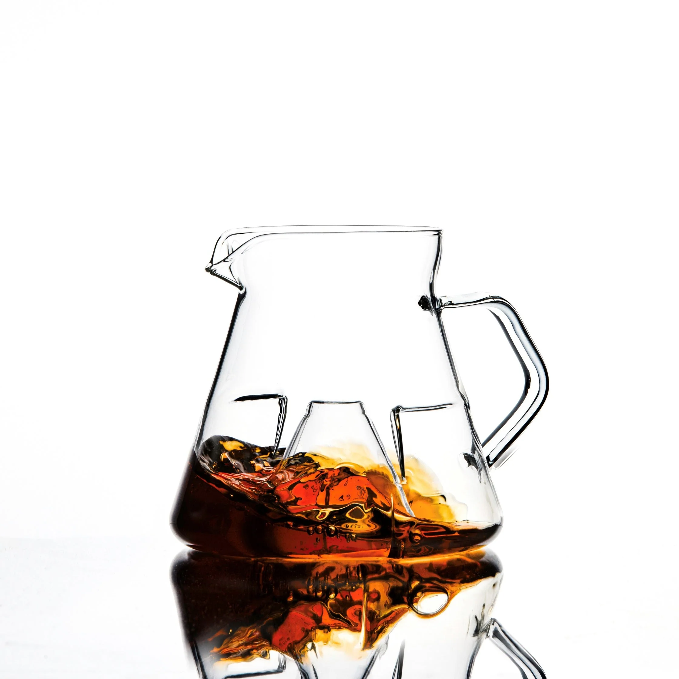 ICOSA - Avensi Wave - Cyclone Carafe 550mL - Amber